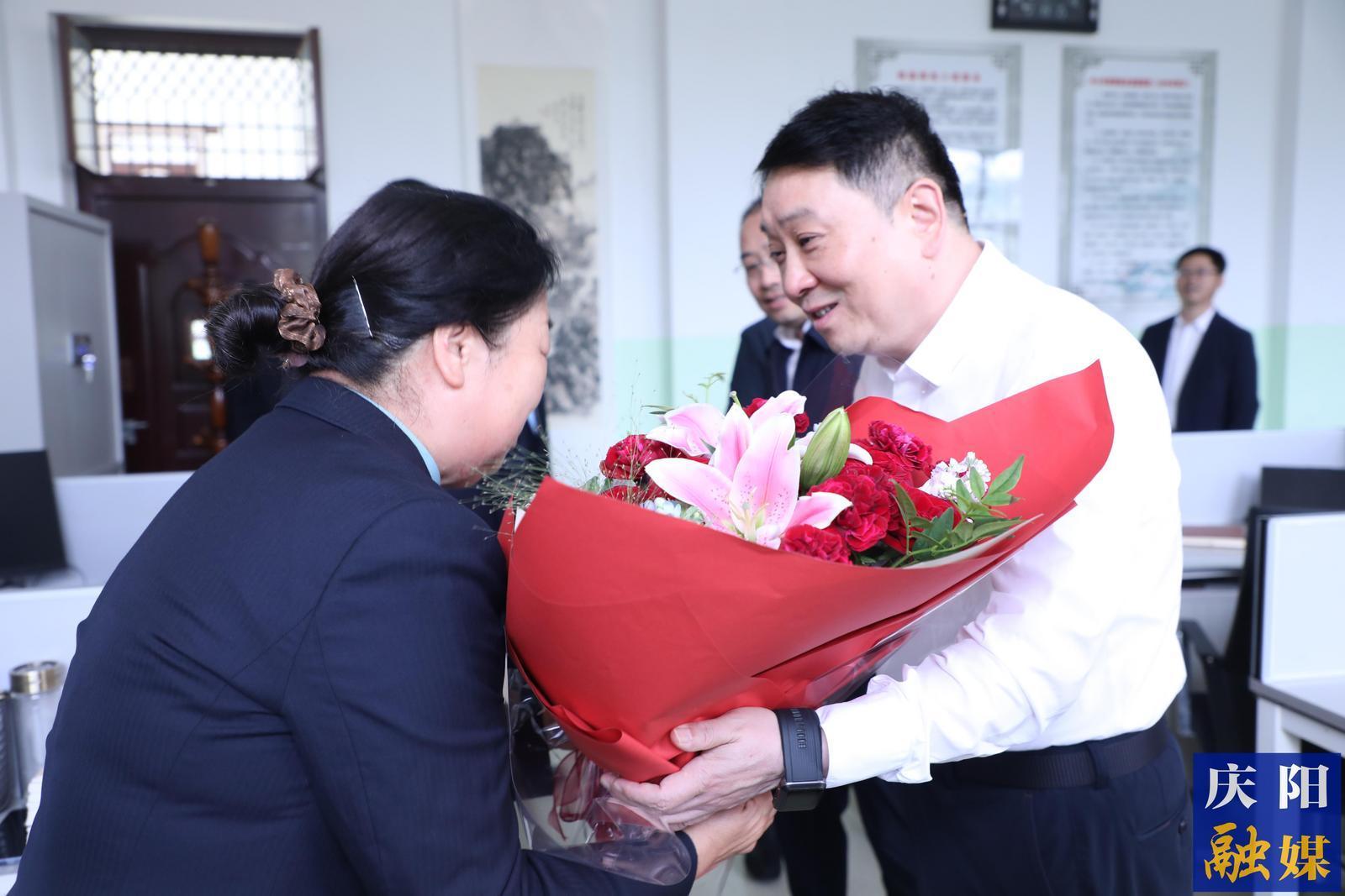 周繼軍在慶陽第七中學(xué)看望慰問教師代表并調(diào)研學(xué)校辦學(xué)及校園安全專項整治工作情況