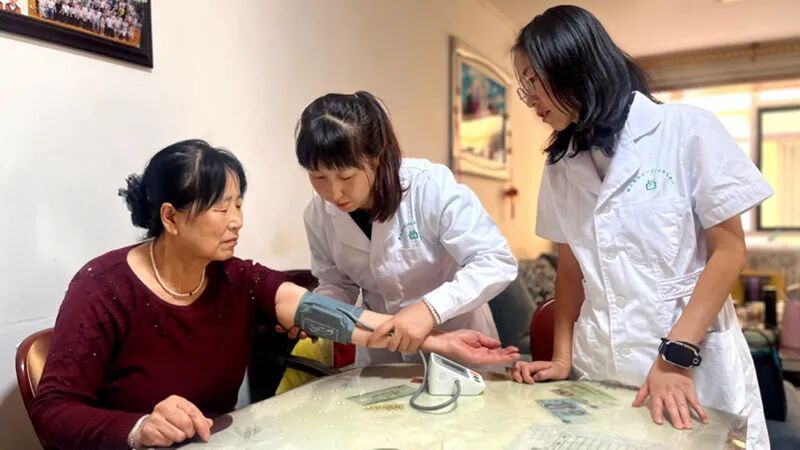 西峰區(qū)解放路社區(qū)：志愿服務(wù)在行動 進(jìn)家入戶話新風(fēng)