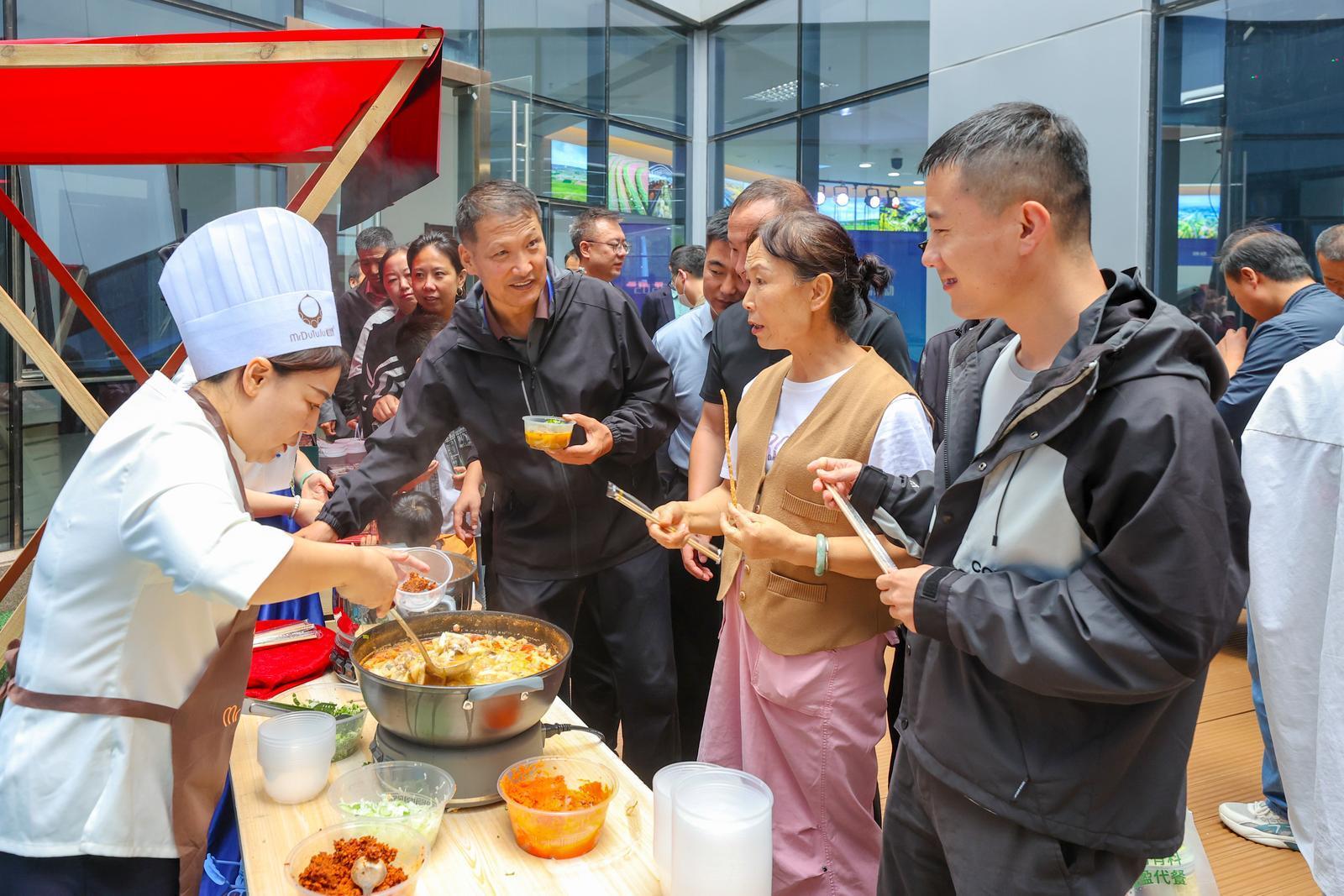 【攝影專(zhuān)題】吳忠早茶“融合”遇上岐黃“養(yǎng)生”——2025年吳忠市商文旅農(nóng)推介甘肅慶陽(yáng)專(zhuān)場(chǎng)活動(dòng)掠影