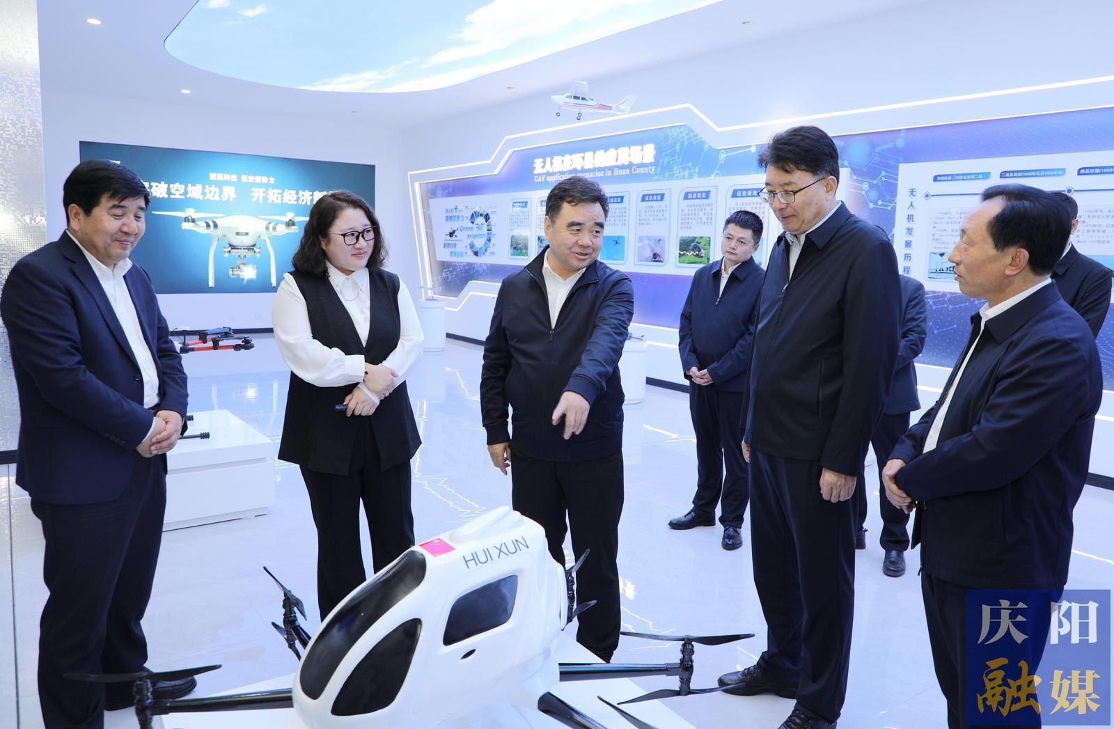 黃澤元在調(diào)研環(huán)縣低空經(jīng)濟(jì)發(fā)展情況時(shí)強(qiáng)調(diào) 找準(zhǔn)戰(zhàn)略定位 聚焦優(yōu)勢(shì)賽道 形成產(chǎn)業(yè)特色 在加快培育和形成新質(zhì)生產(chǎn)力中激活發(fā)展新動(dòng)能