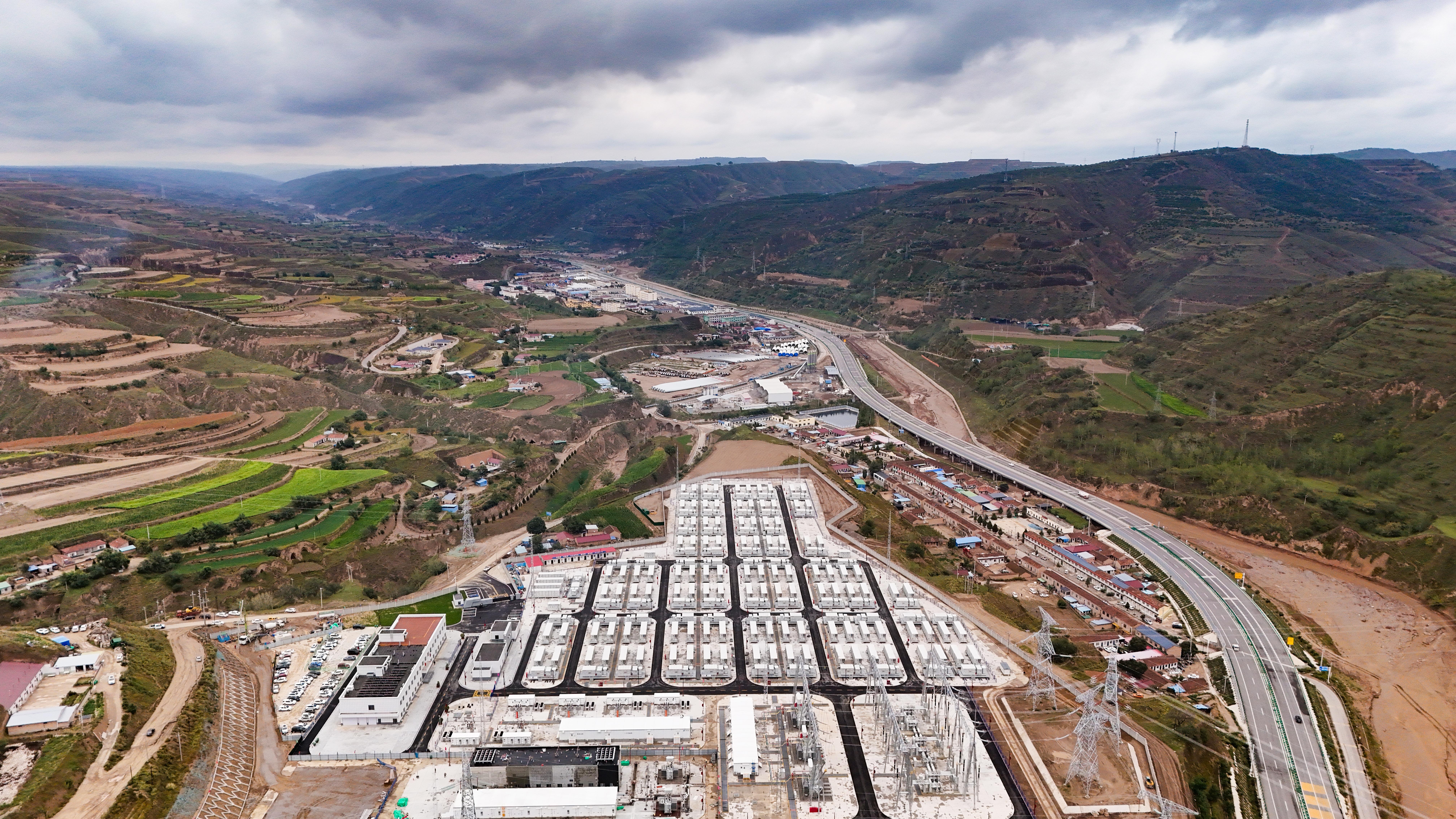 【攝影報道】“隴電入魯”華能隴東能源基地新能源項目F1配套儲能項目建成具備受電條件