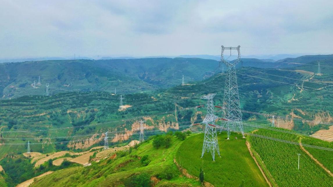 綠色動(dòng)脈貫通隴東 能源新篇助力“雙碳” ——“隴電入魯”戰(zhàn)略樞紐關(guān)鍵工程甘肅隴東直流配套新能源330千伏送出工程（慶陽）正式投運(yùn)
