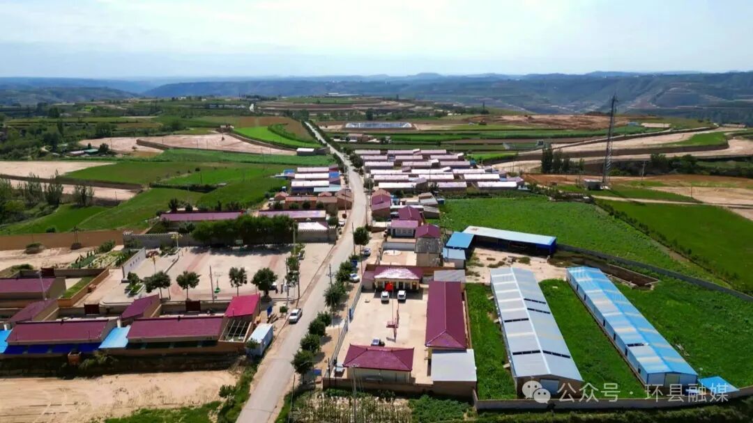 光伏綠能引水潤(rùn)旱塬——環(huán)縣樊家川鎮(zhèn)長(zhǎng)城村打造全省首個(gè)超高揚(yáng)程光伏提水灌區(qū)實(shí)現(xiàn)節(jié)水增產(chǎn)雙突破