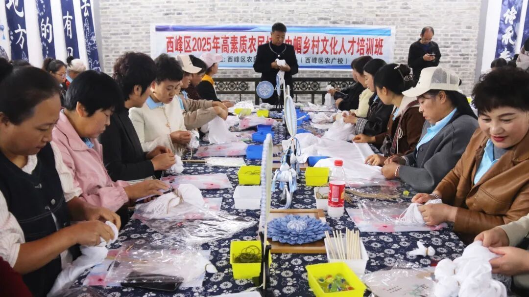 西峰區(qū)2025年高素質(zhì)農(nóng)民培育巾幗鄉(xiāng)村文化人才培訓(xùn)班開(kāi)展實(shí)踐教學(xué)