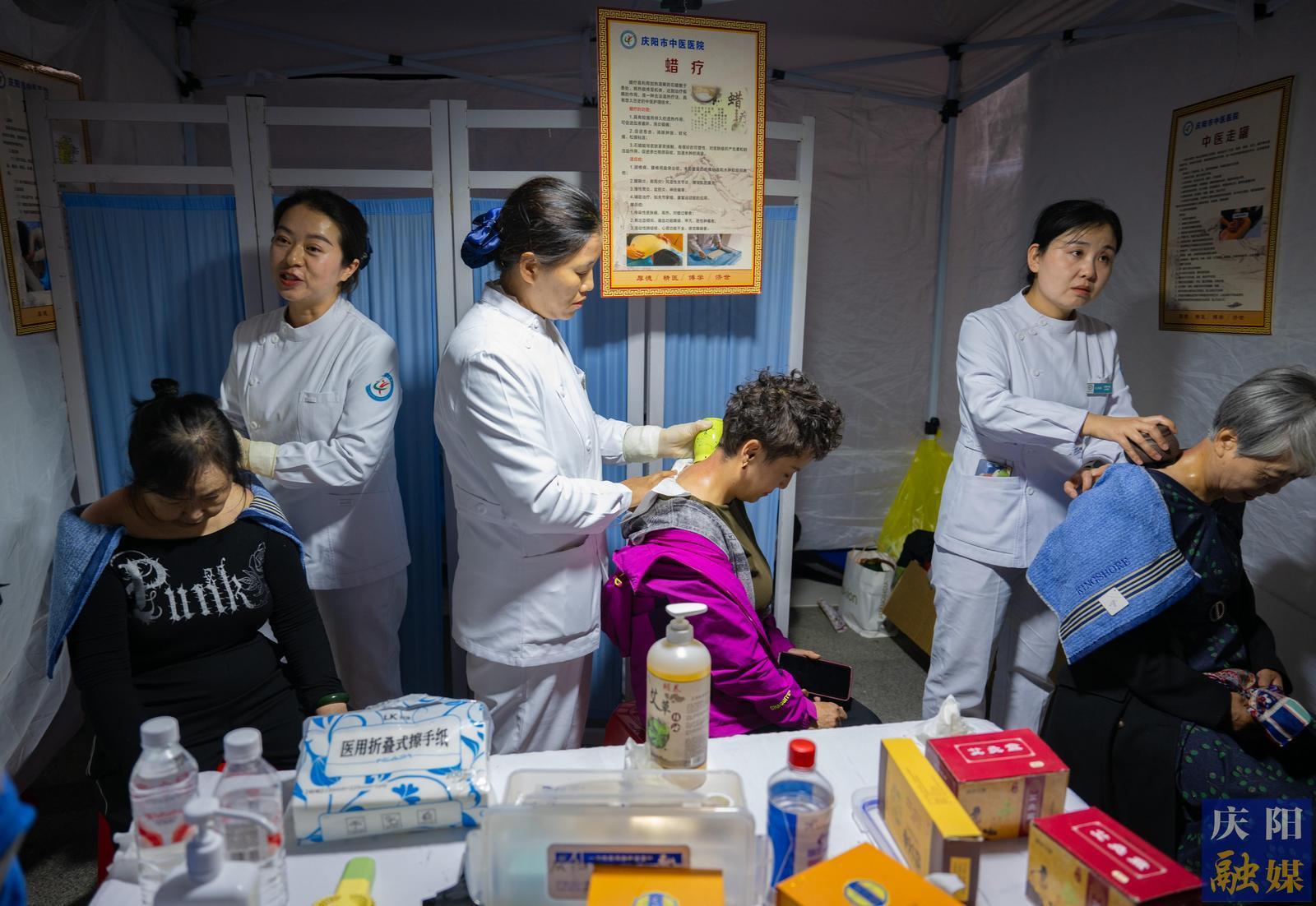 【攝影報(bào)道】慶陽(yáng)市中醫(yī)藥文化夜市“開張” 市民紛紛“打卡”理療