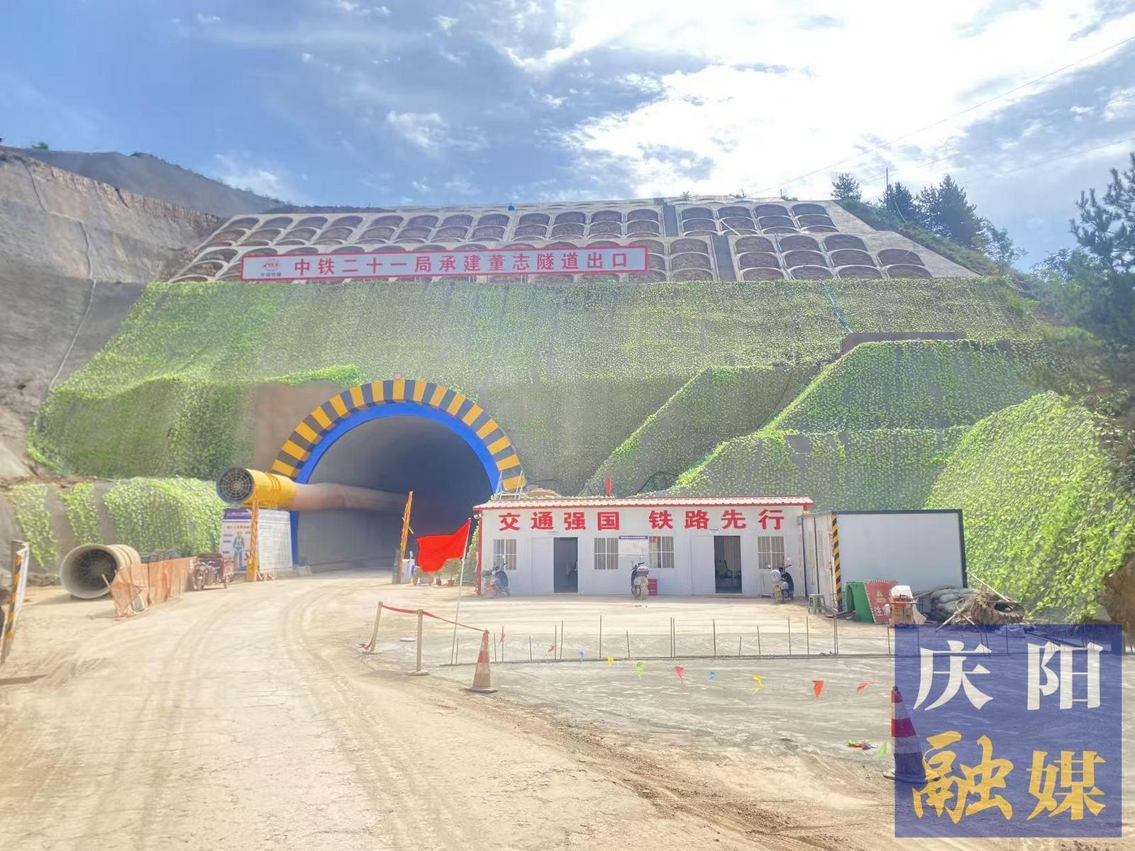 新建平?jīng)鲋翍c陽(yáng)鐵路慶陽(yáng)段董志隧道建設(shè)順利