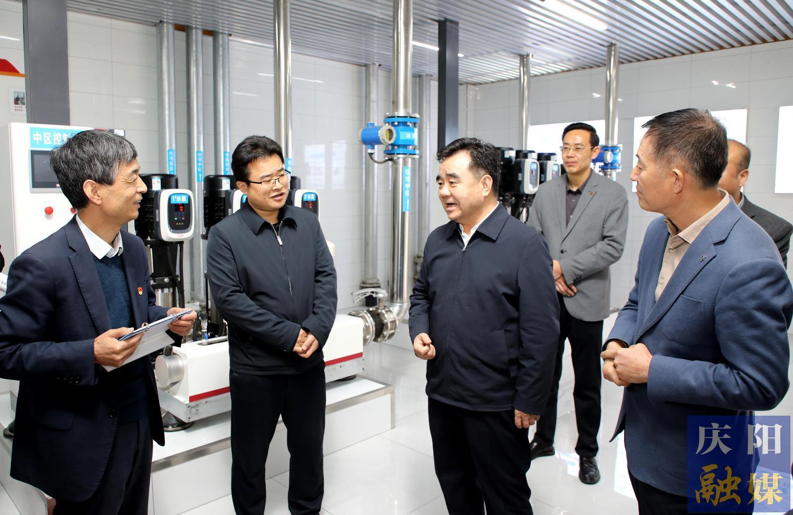 黃澤元在調(diào)研西峰城區(qū)集中供熱準(zhǔn)備等工作時(shí)強(qiáng)調(diào) 全力做好供熱準(zhǔn)備 扎實(shí)做好民生保障 不斷提升群眾“溫暖指數(shù)”和“幸福指數(shù)”