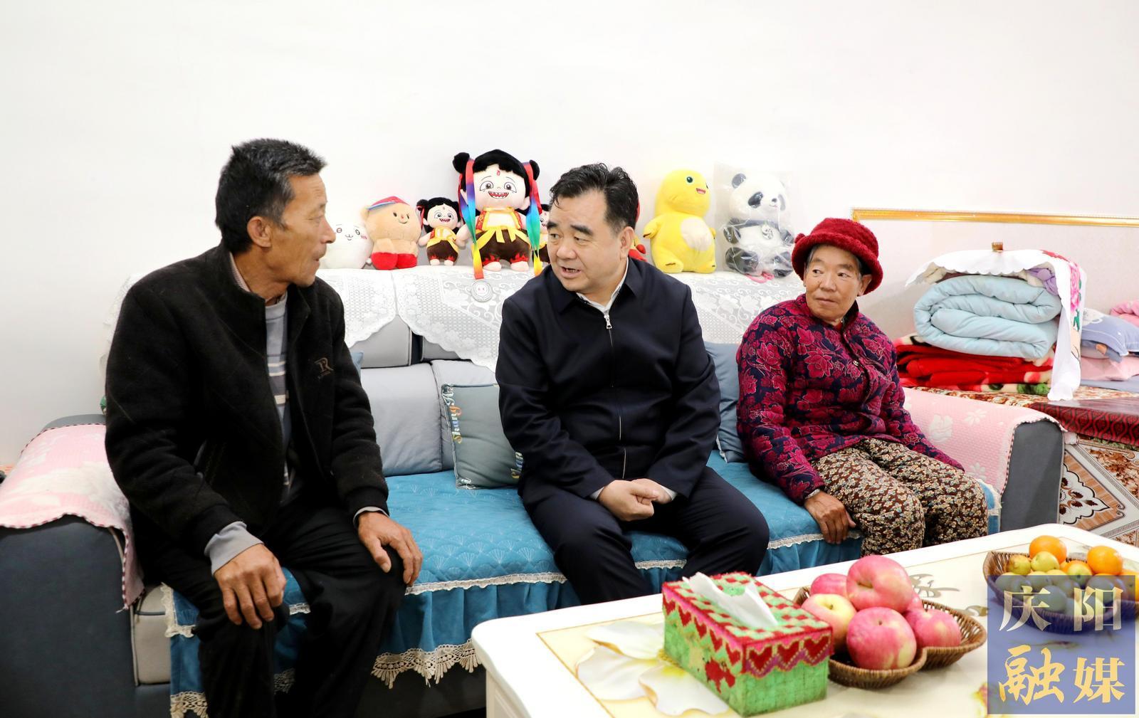 黃澤元在環(huán)縣蘆家灣鄉(xiāng)調(diào)研時(shí)強(qiáng)調(diào) 全力以赴打好五年過渡期收官戰(zhàn) 堅(jiān)決守牢不發(fā)生規(guī)模性返貧底線