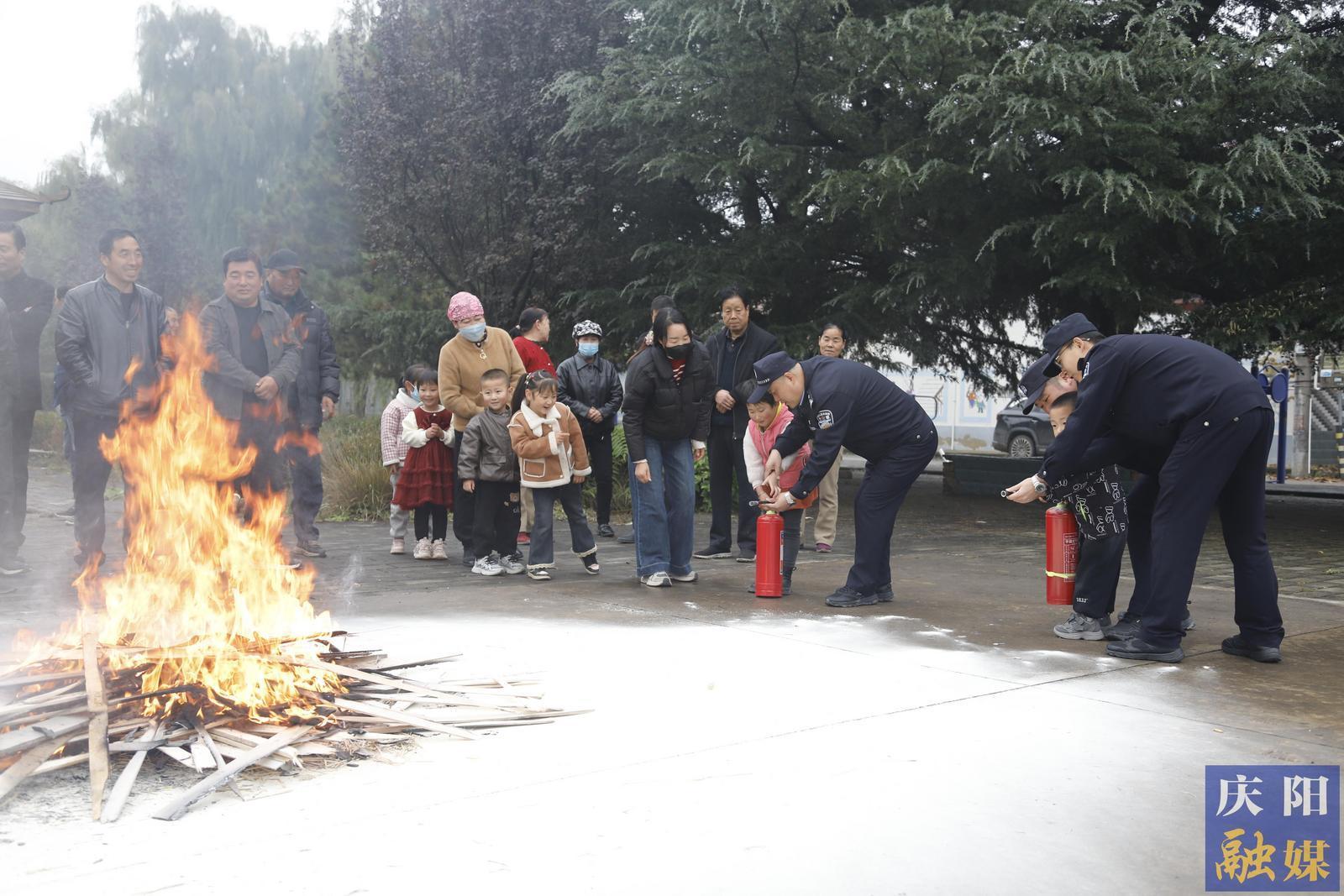 【攝影報道】西峰公安開展冬季消防安全進村組宣傳演練活動
