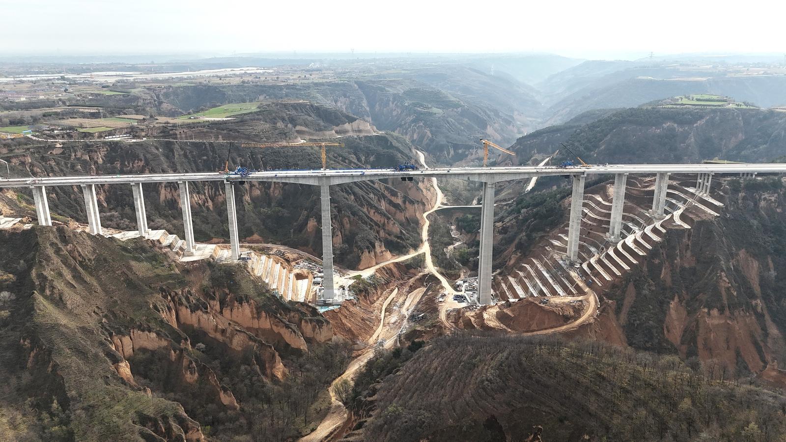 重大進(jìn)展！G244線慶陽(yáng)過(guò)境段小崆峒特大橋全橋貫通