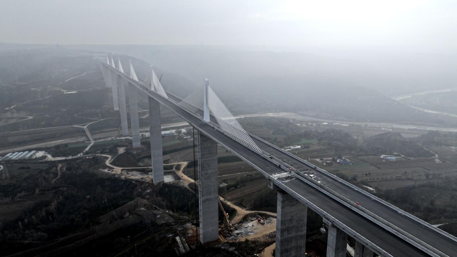 甘肅慶陽(yáng)：國(guó)內(nèi)黃土地區(qū)跨度最大的六合特大橋順利完工