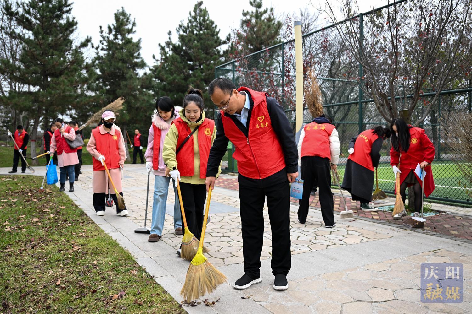 【攝影報道】黨建紅引領文明綠 攜手共創(chuàng)文明城