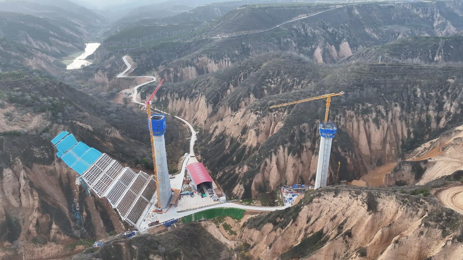 【攝影報(bào)道】平慶鐵路稠水溝特大橋主墩全部完成封頂