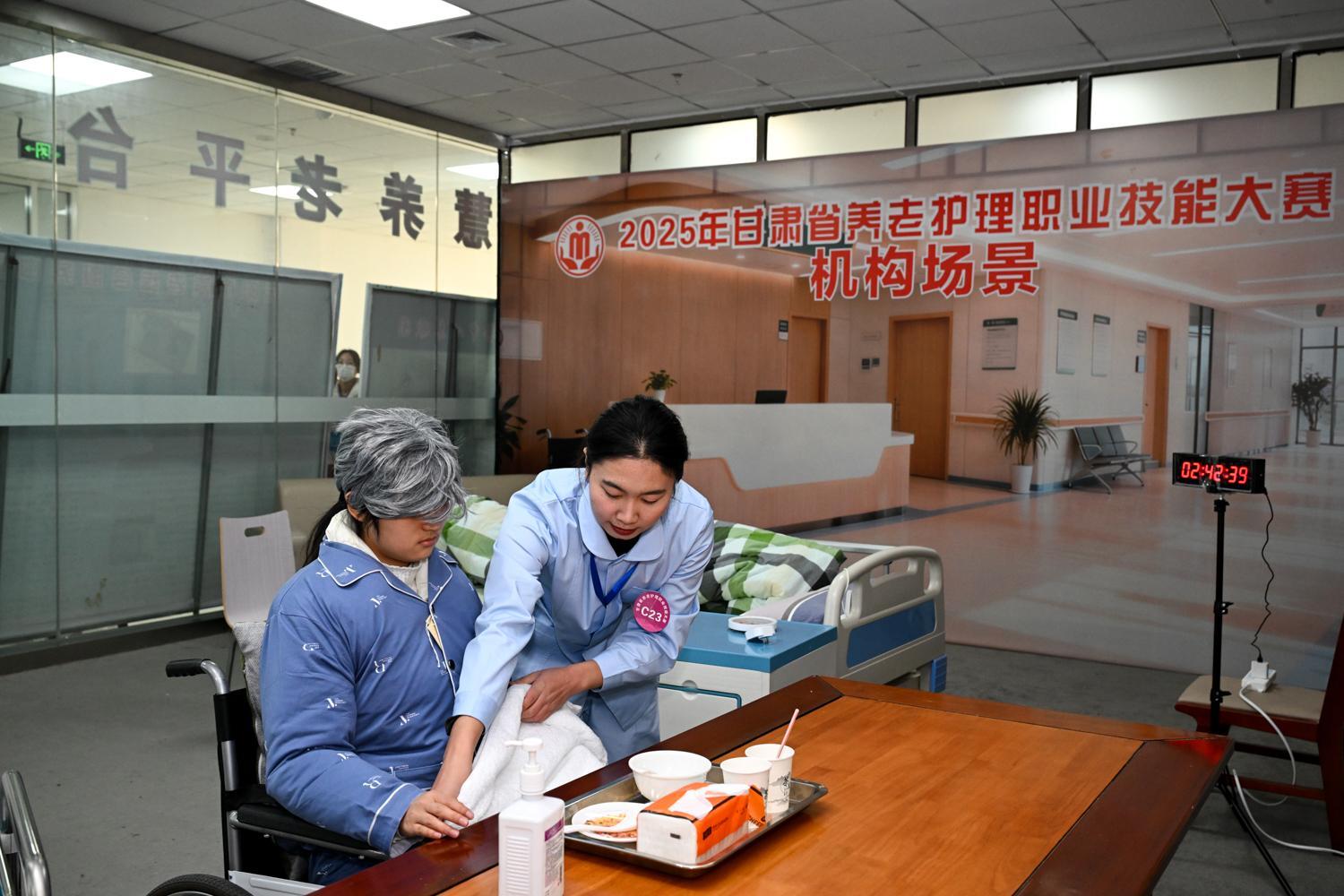 【攝影報(bào)道】比拼激烈！甘肅省養(yǎng)老護(hù)理職業(yè)技能大賽在慶陽(yáng)開賽