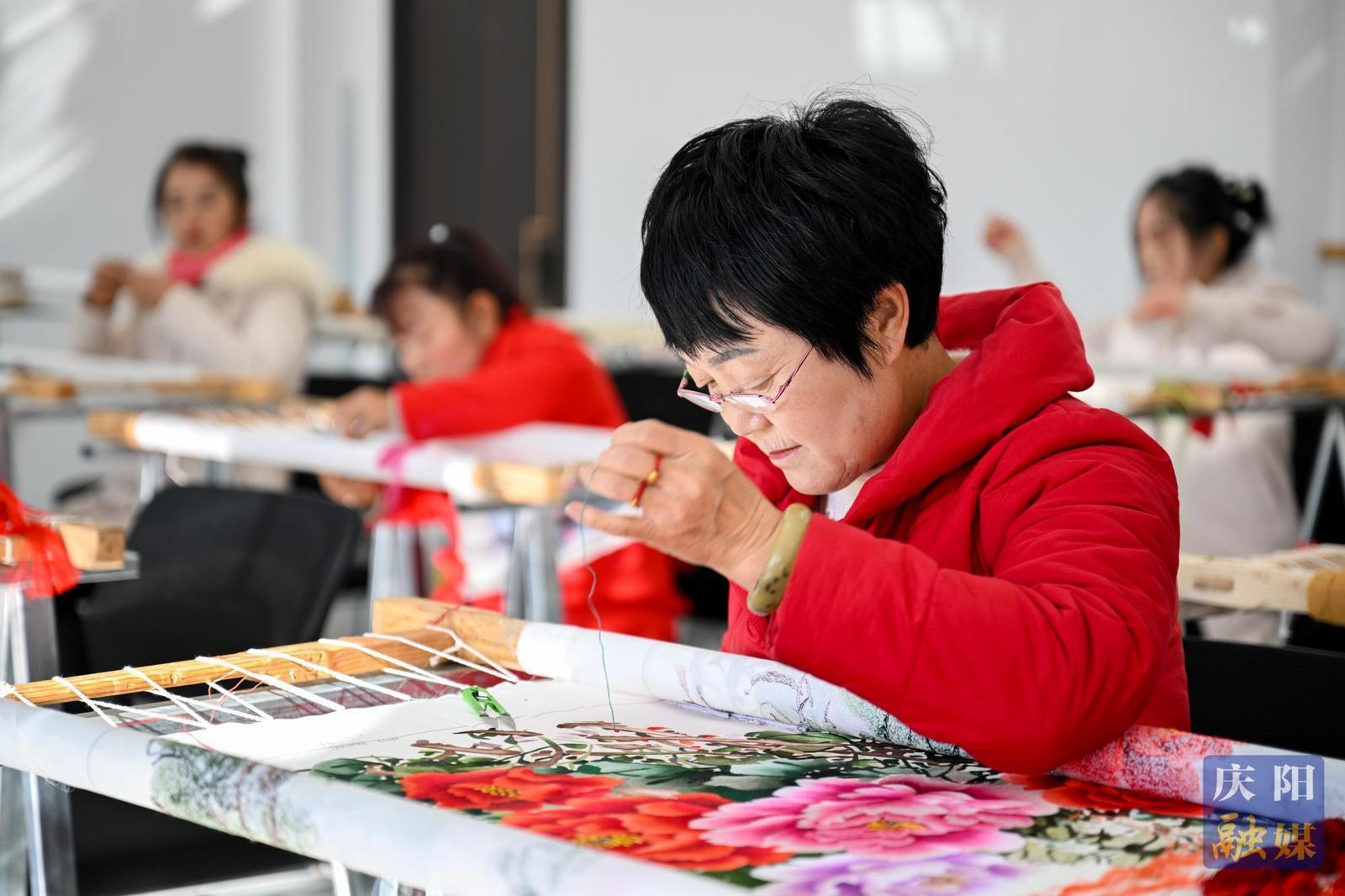 【攝影報(bào)道】西峰區(qū)：飛針走線“繡”出產(chǎn)業(yè)新希望