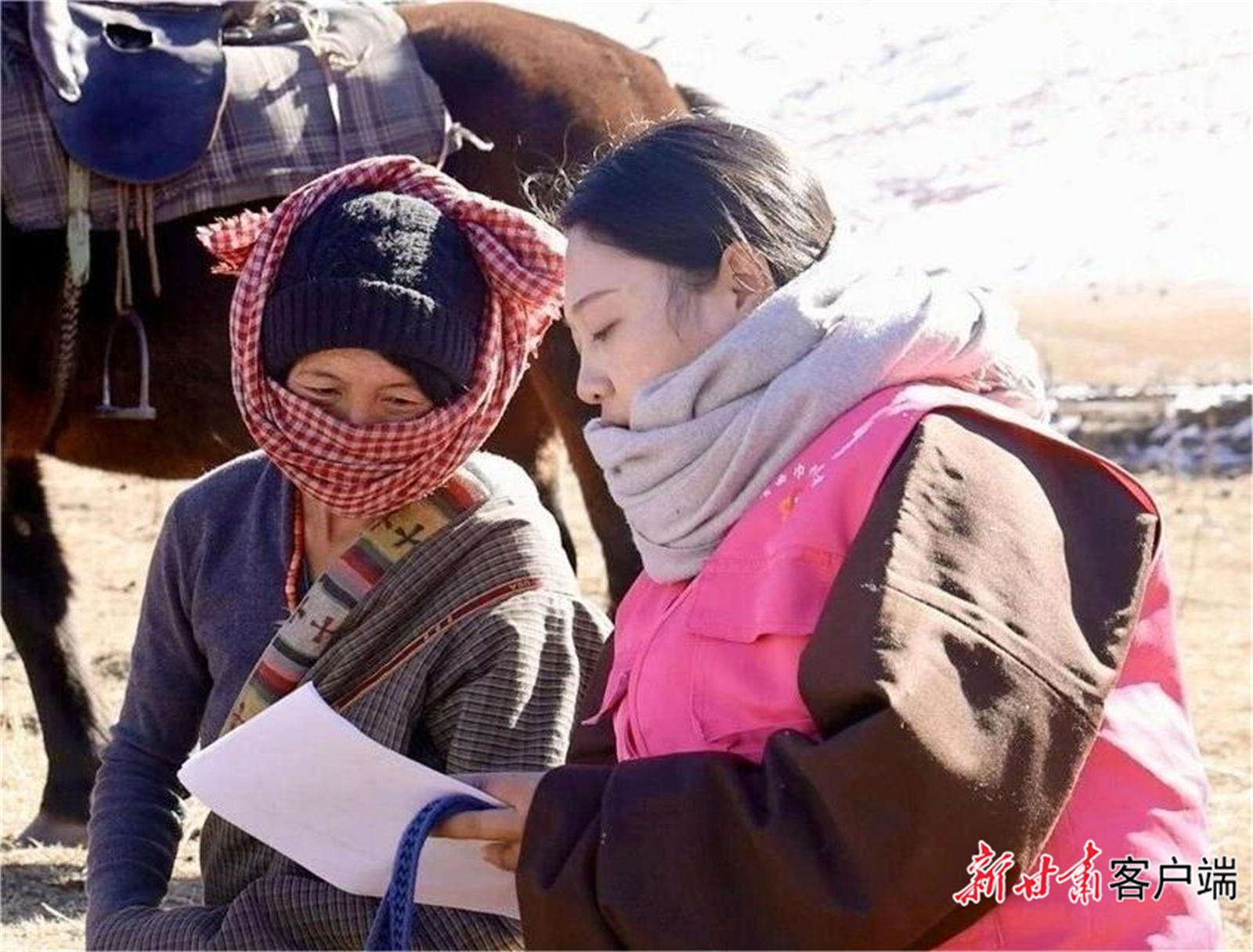 【學習貫徹黨的二十屆四中全會精神】女子馬背宣講隊將黨的惠民政策傳遞到草原深處