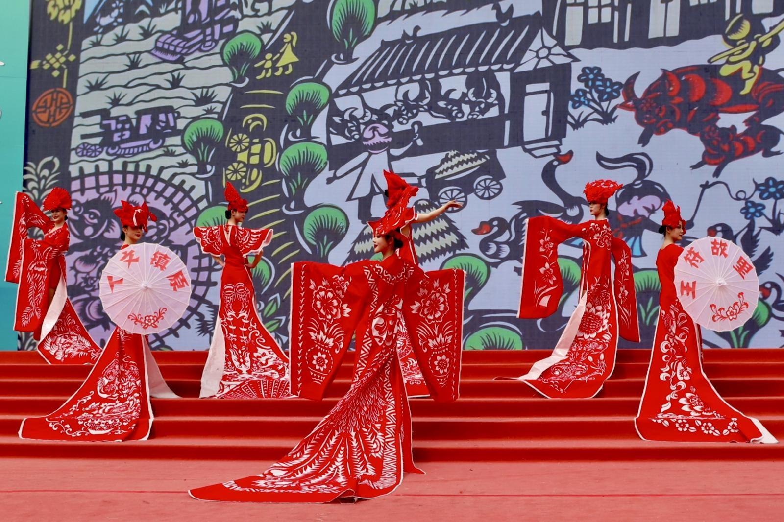 【鑄牢中華民族共同體意識】 常燕：千年剪紙藝術(shù)助力民族團結(jié)進步