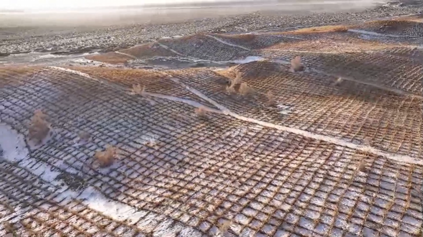 甘肅阿克塞：雪后治沙繪新景