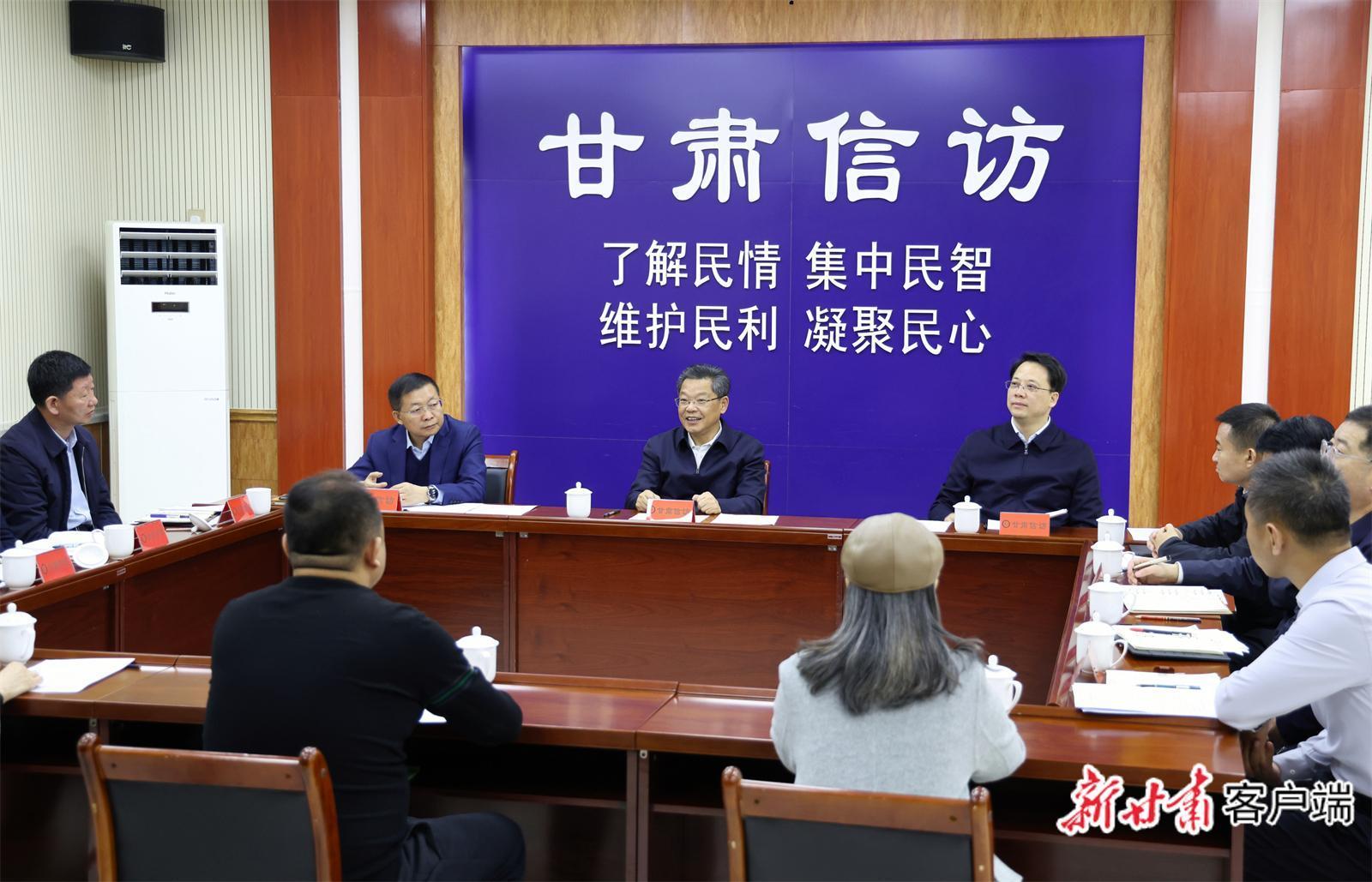 任振鶴在省人民來訪接待大廳接待來訪群眾時(shí)強(qiáng)調(diào) 堅(jiān)持人民至上民生為大 辦實(shí)辦好送上門來的群眾工作