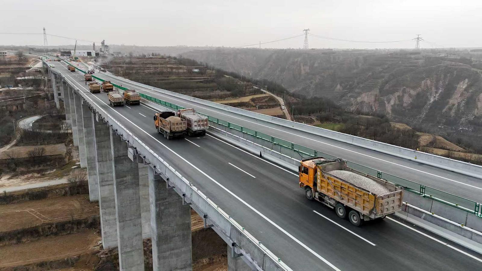 G309線(xiàn)西合公路的關(guān)鍵控制性工程——六合特大橋進(jìn)行橋梁荷載試驗(yàn)