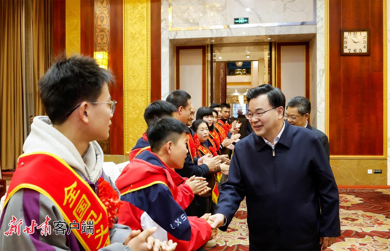 胡昌升會(huì)見全省見義勇為英雄模范和先進(jìn)個(gè)人 大力弘揚(yáng)見義勇為精神 凝聚起加快發(fā)展強(qiáng)大合力 任振鶴參加