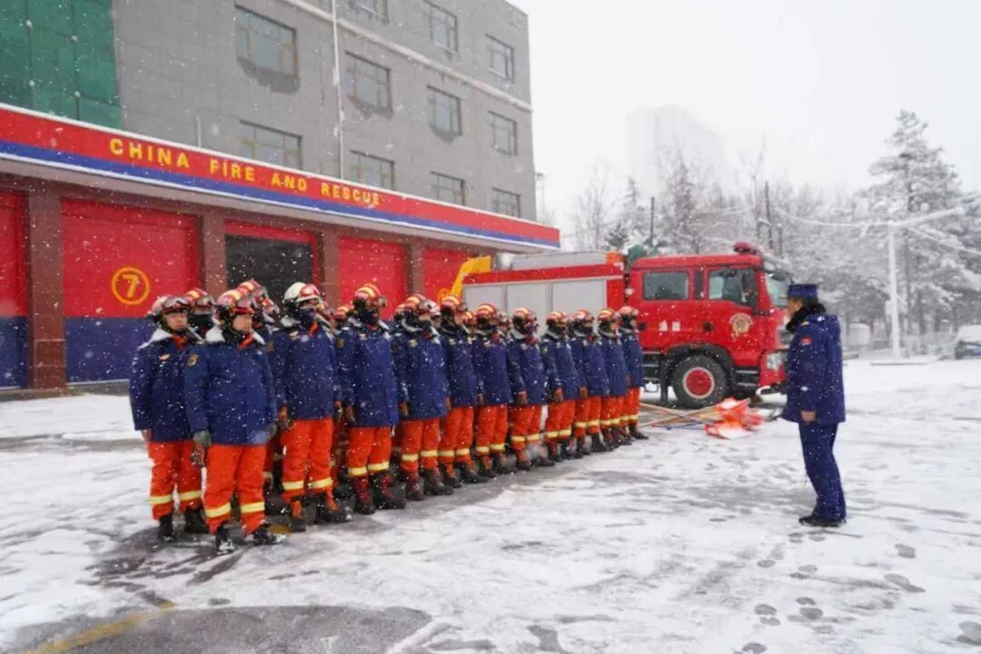 慶陽消防開展低溫雨雪冰凍災(zāi)害實(shí)景實(shí)戰(zhàn)拉動(dòng)演練
