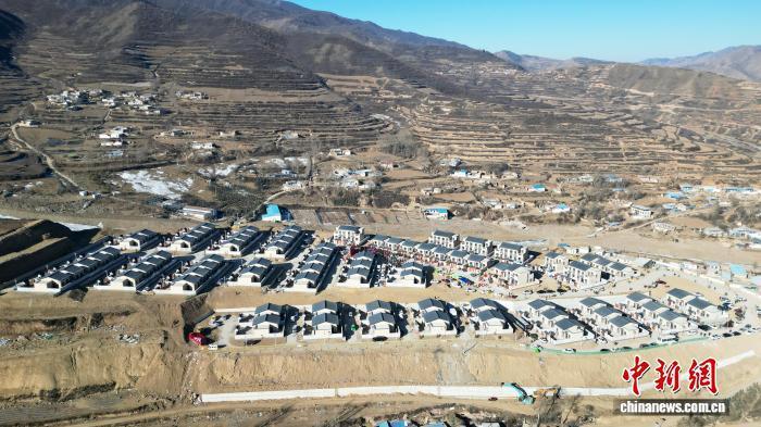 甘肅榆中災(zāi)后安置點(diǎn)迎元旦 屋暖人安啟新程