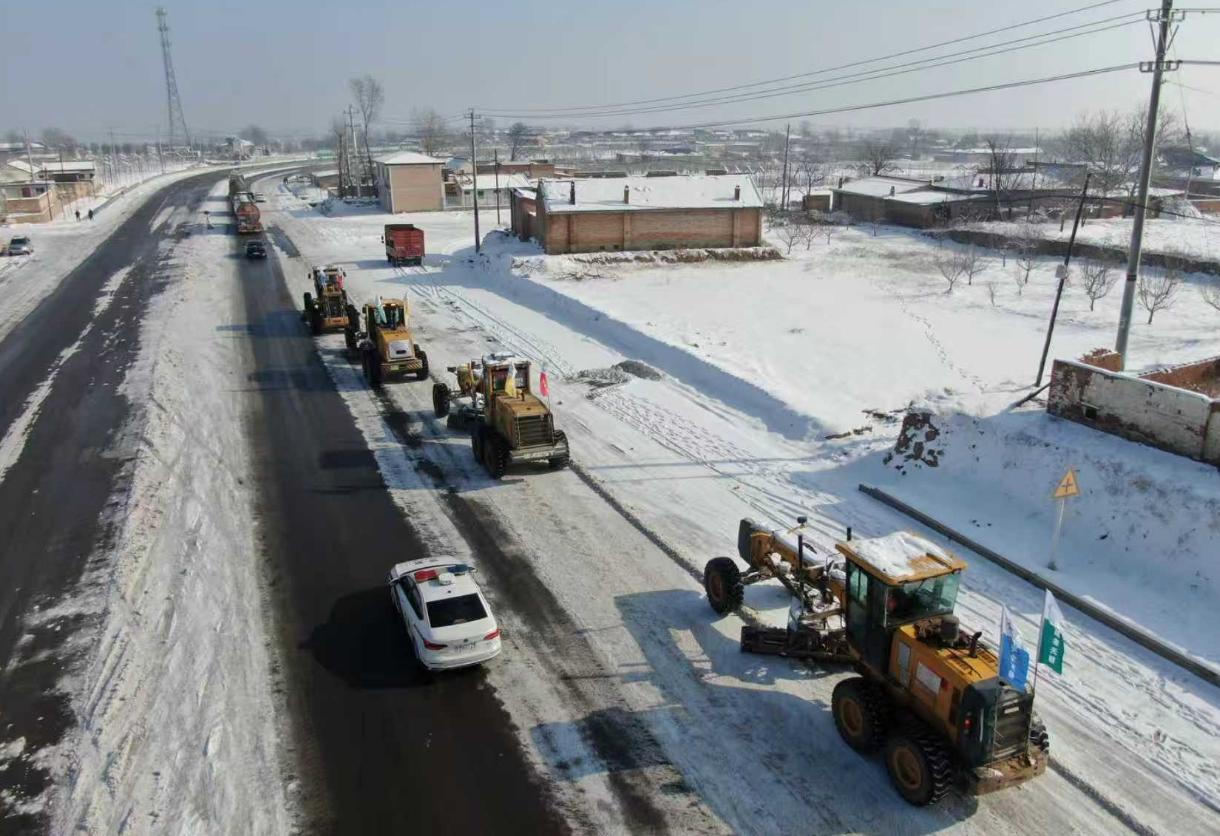 與雪鏖戰(zhàn)48小時！中交一航局掃雪除冰保暢通 齊心協(xié)力護(hù)民生