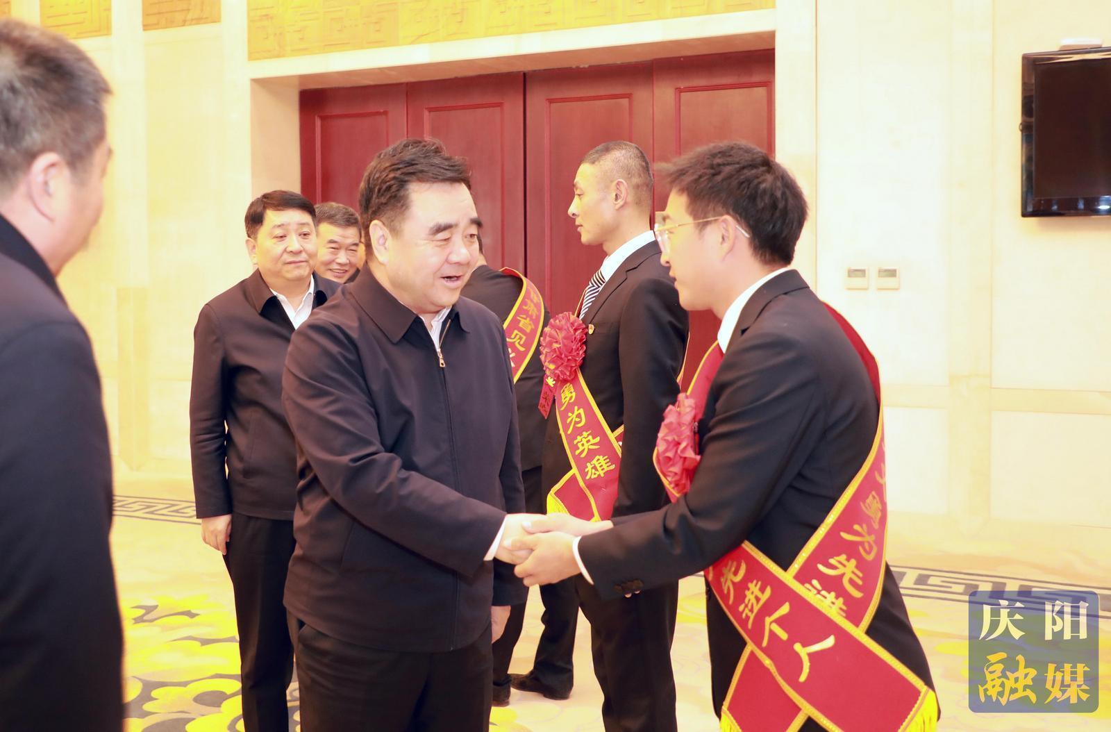 黃澤元周繼軍會見慶陽市受表彰的全省見義勇為英雄模范和先進個人