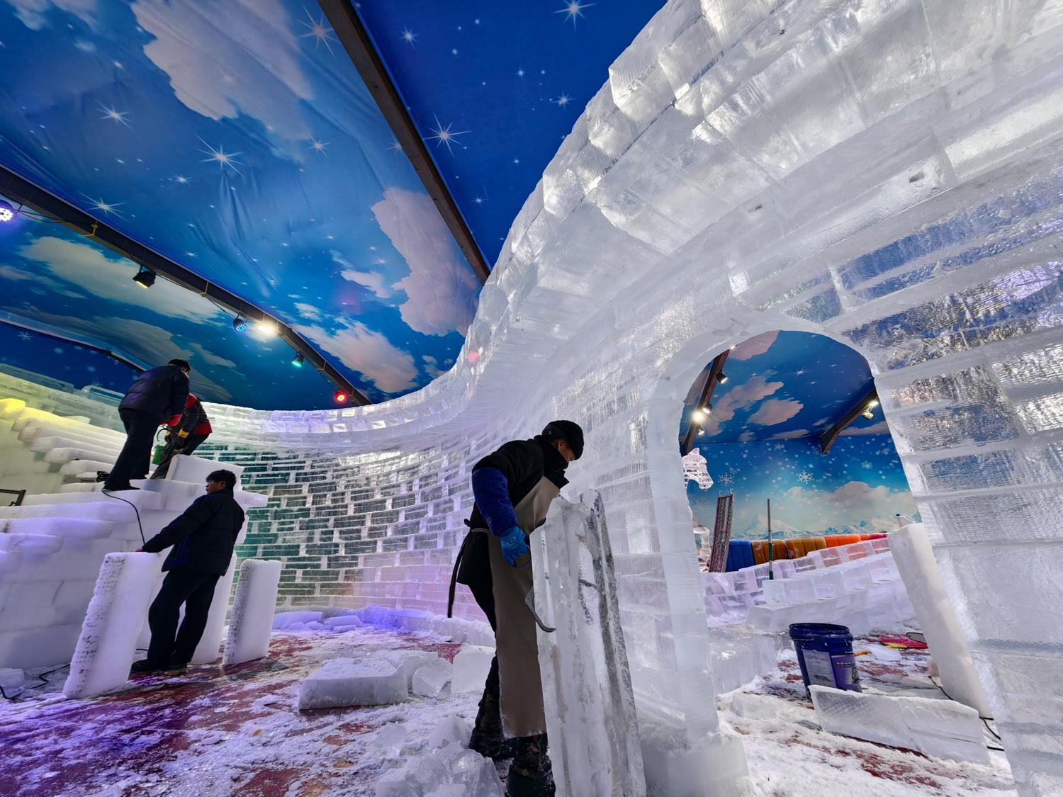【攝影報(bào)道】“冰雕賀歲·馬躍新春”活動緊鑼密鼓籌備，西峰區(qū)年味漸濃