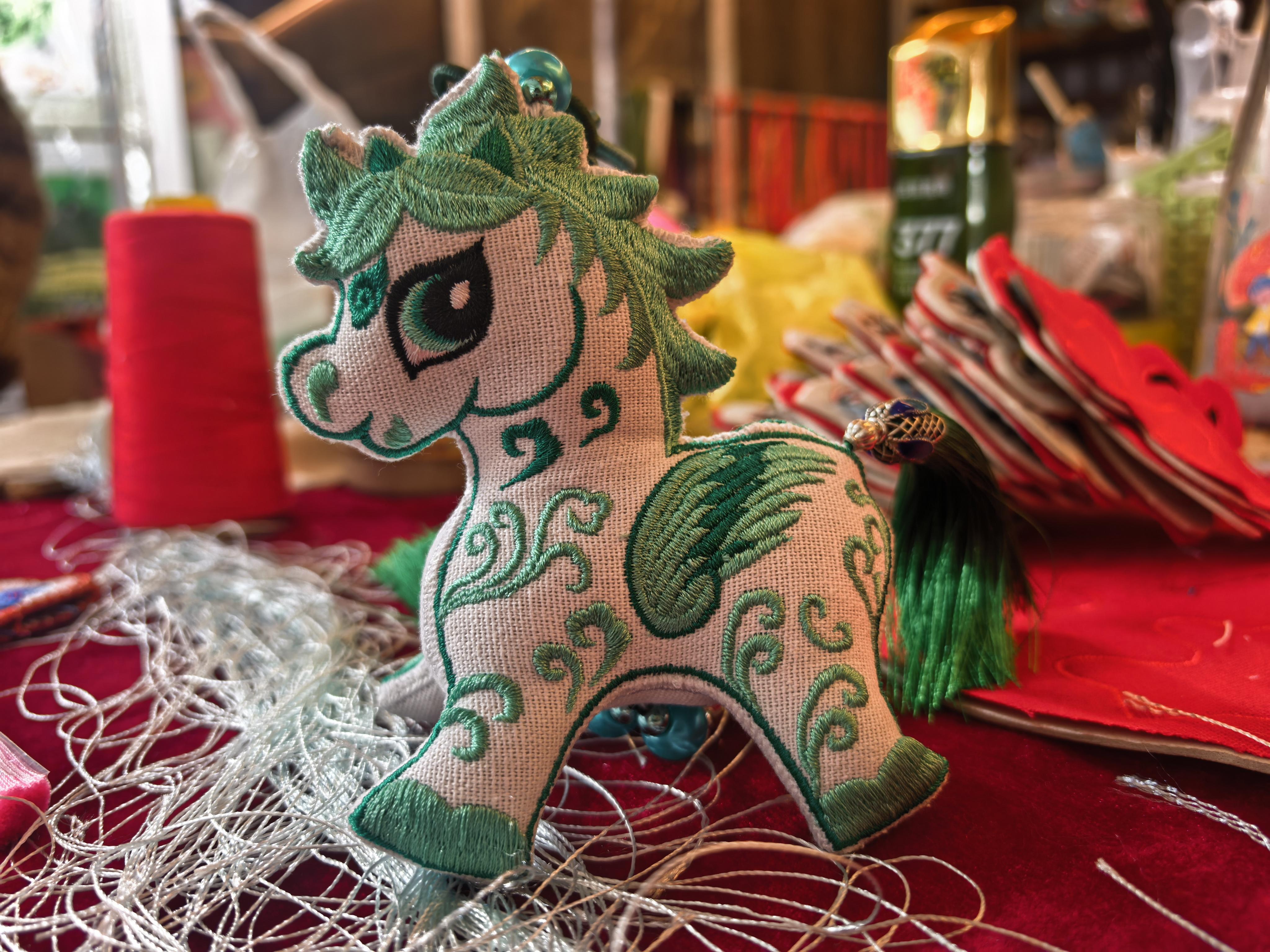 攝影報道|針繡春秋：甲骨文“馬”的錦繡新生