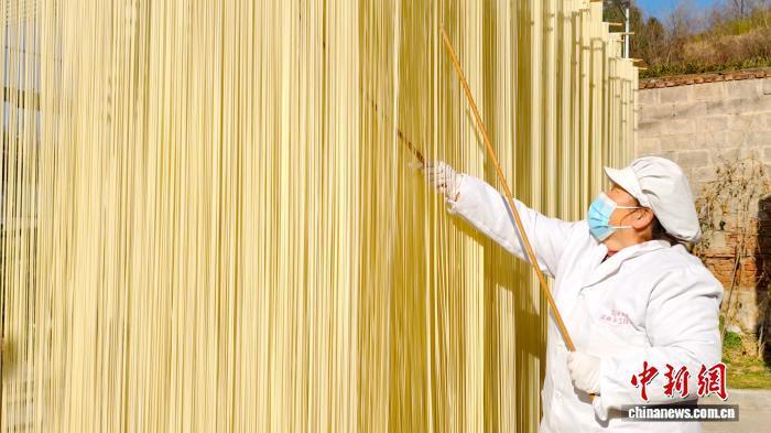 甘肅徽縣：手工掛面“拉滿”年味鄉(xiāng)愁