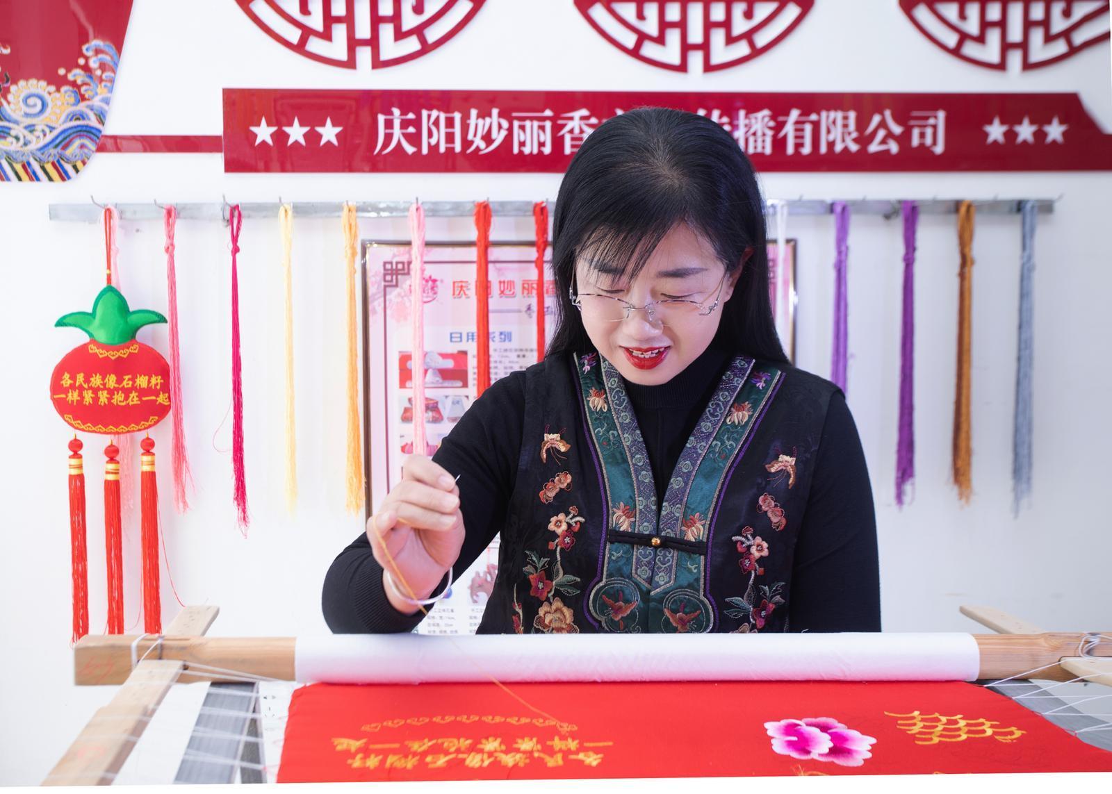 【攝影專題】非遺“守藝”人任艷艷：一針一線“繡”出鄉(xiāng)村新圖景