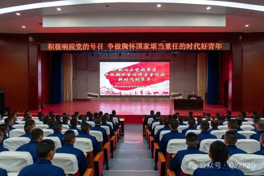 趙小龍為新消防員授課