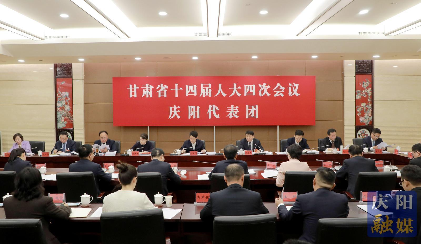 周繼軍在審議省政府工作報告審查“十五五”規(guī)劃綱要草案時說  堅決扛起“挑大梁作標(biāo)桿”責(zé)任擔(dān)當(dāng)  為譜寫中國式現(xiàn)代化甘肅篇章作出新的更大貢獻(xiàn)