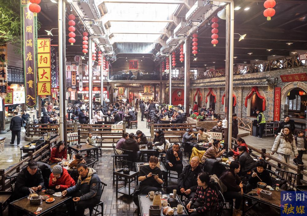 【攝影報(bào)道】品美食、聽秦腔、享康養(yǎng)!西峰這條民俗古街升級(jí)后人氣爆棚