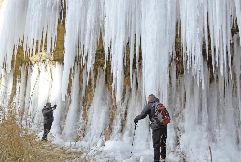 冰瀑美景入畫(huà)來(lái)