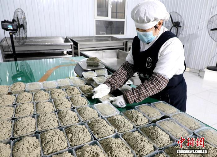 （新春走基層）“數(shù)商興農(nóng)”激活民勤綠洲經(jīng)濟(jì) “沙鄉(xiāng)”年貨成“香餑餑”