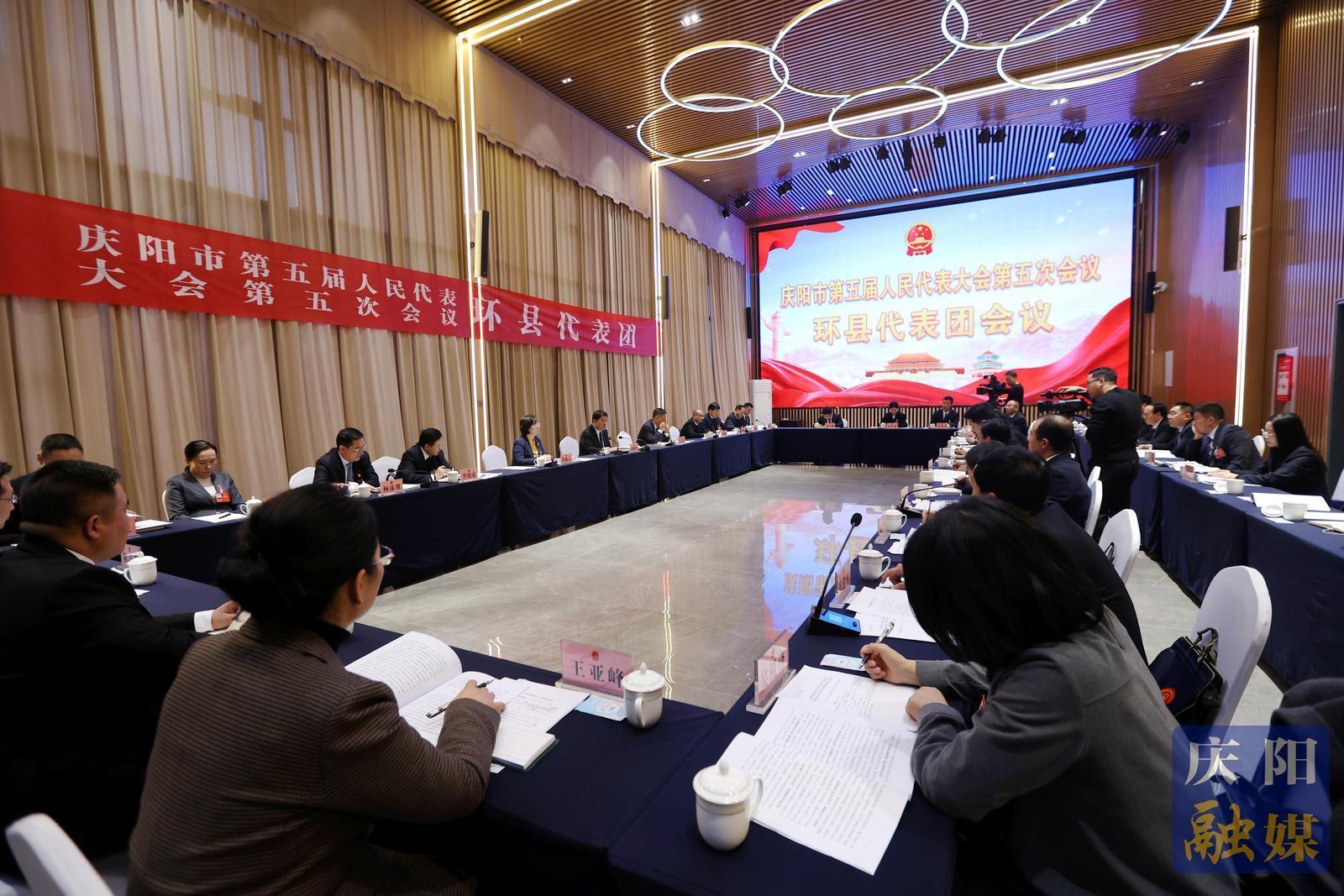 周繼軍在環(huán)縣代表團(tuán)審議時(shí)強(qiáng)調(diào) 乘勢(shì)而上 奮勇爭(zhēng)先 加快建設(shè)現(xiàn)代化產(chǎn)業(yè)強(qiáng)縣經(jīng)濟(jì)強(qiáng)縣