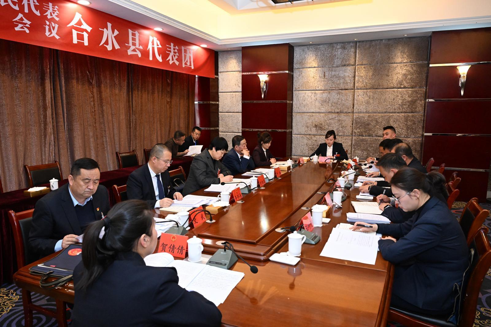 【圖說(shuō)兩會(huì)】慶陽(yáng)市人大代表審議市人大常委會(huì)工作報(bào)告和市法檢“兩院”工作報(bào)告