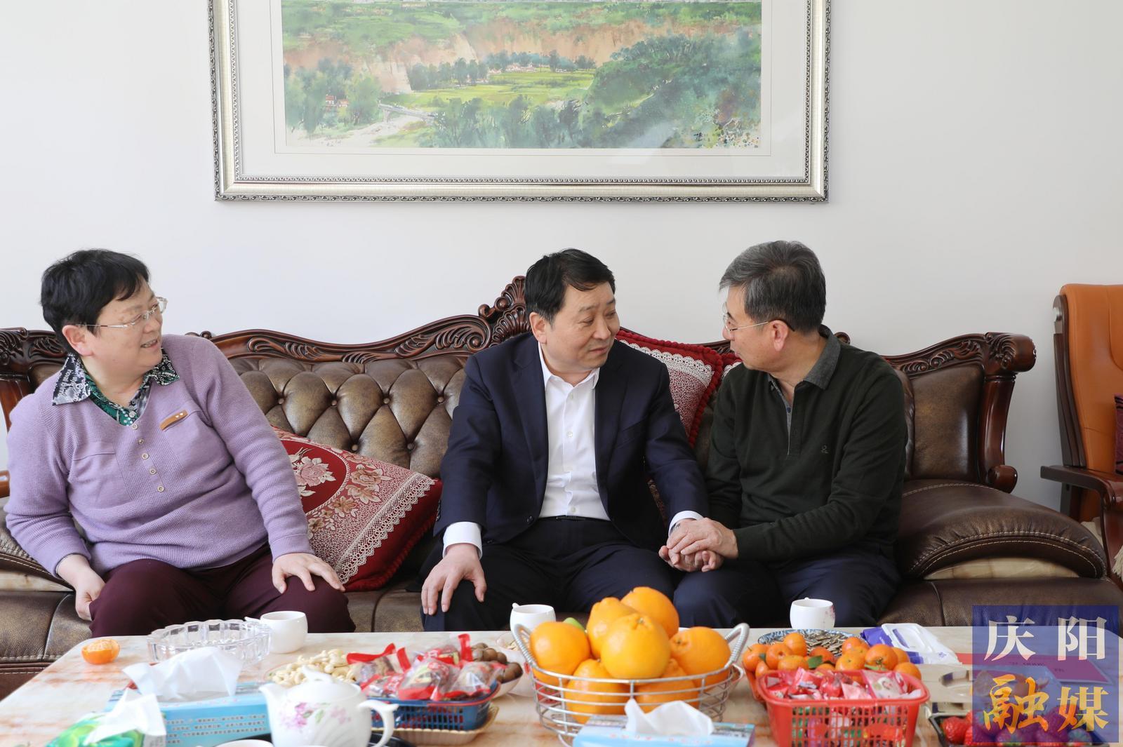 周繼軍看望慰問(wèn)老干部