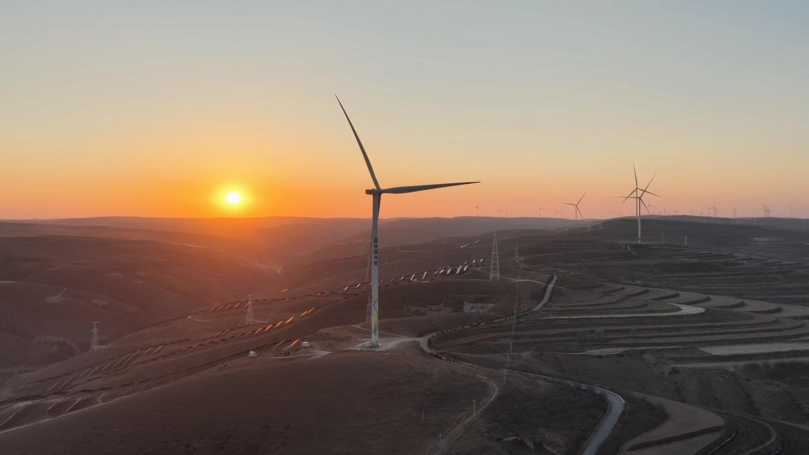 隴東能源基地實(shí)現(xiàn)歷史性跨越：千萬千瓦級(jí)清潔能源基地全面建成——慶陽探索能源轉(zhuǎn)型新路徑觀察