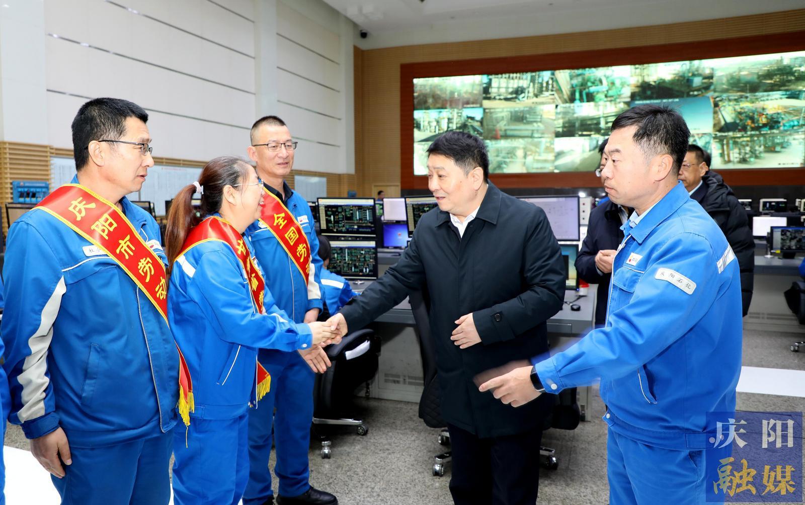 周繼軍帶隊(duì)看望慰問能源數(shù)字經(jīng)濟(jì)企業(yè)值班保障單位和消防救援指戰(zhàn)員