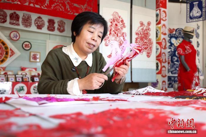 甘肅慶陽(yáng)剪紙香包“策馬”迎新“跑”向大市場(chǎng)