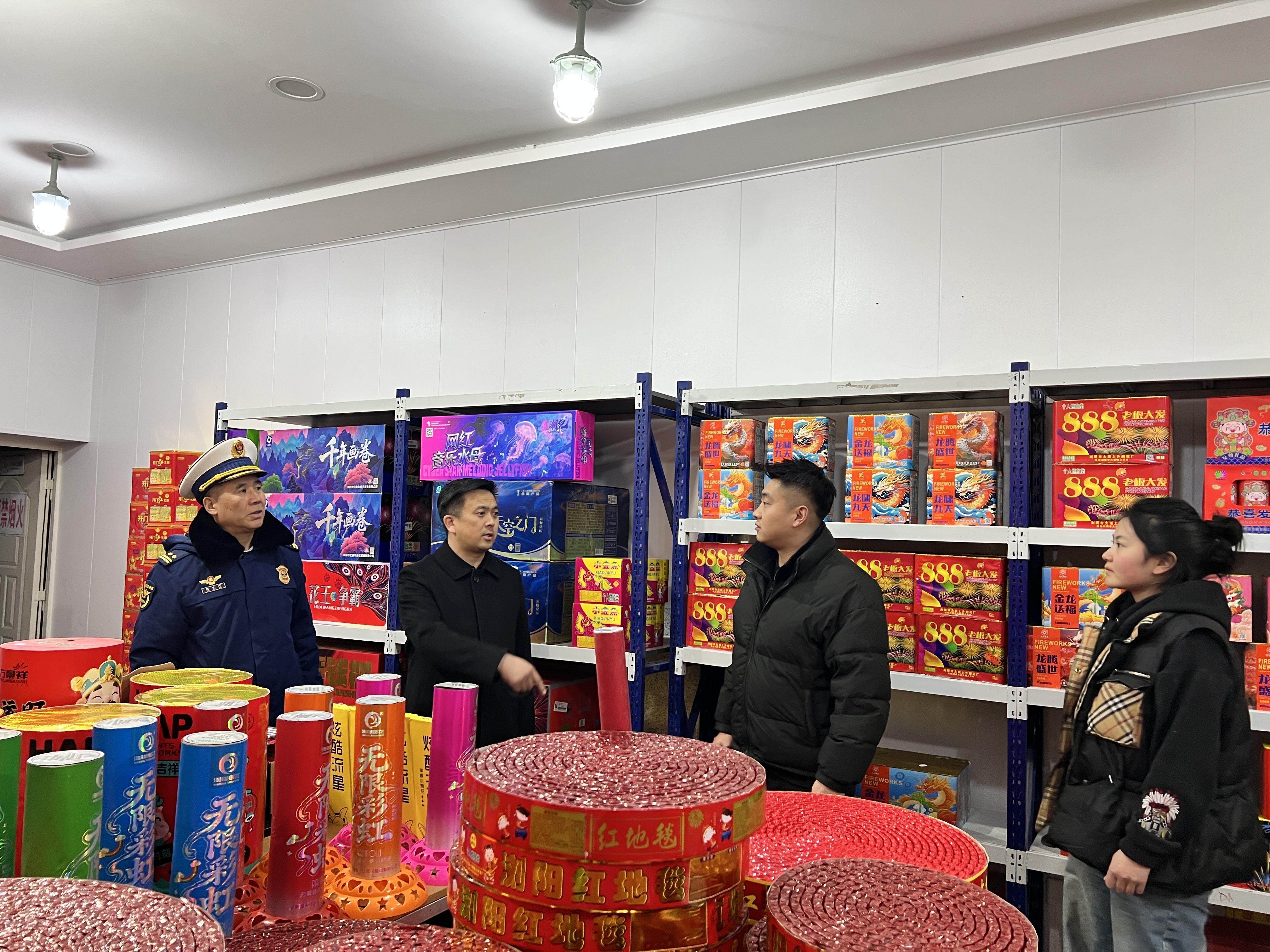 慶陽應(yīng)急消防聯(lián)合繼續(xù)開展煙花爆竹存儲(chǔ)銷售場所安全排查工作
