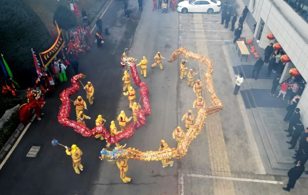 【我們的節(jié)日·元宵】西峰區(qū)董志鎮(zhèn)：社火表演進(jìn)機(jī)關(guān) 新春奮進(jìn)啟新程