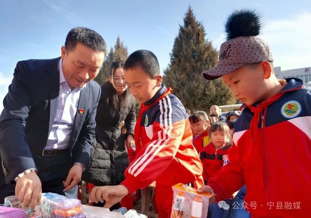 秦書法：在法治與公益路上撒播溫暖的“最美志愿者”