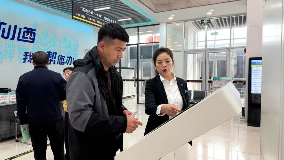 西峰政務(wù)“娘子軍”：用專業(yè)與溫情擦亮服務(wù)窗口