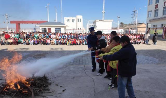 合水縣消防救援大隊(duì)開展“消防安全進(jìn)校園 共筑平安‘防火墻’”主題宣講及應(yīng)急疏散演練活動(dòng)