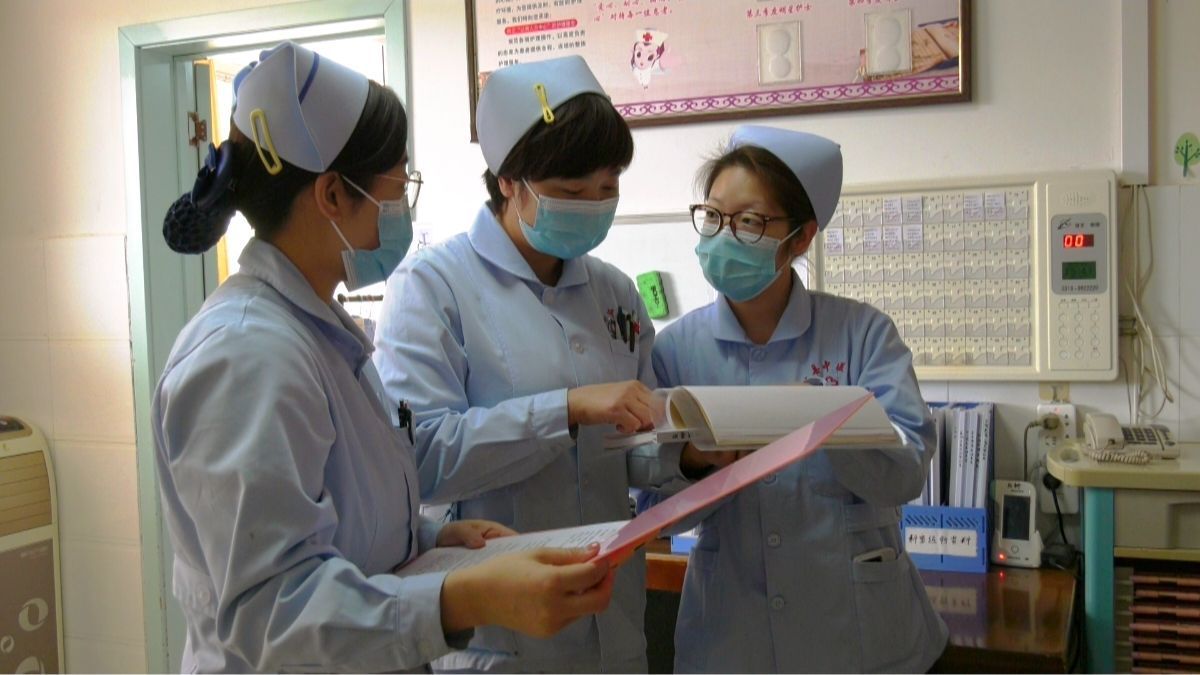 凡人善舉暖人心：寧縣中醫(yī)院護(hù)士王豆獲贈錦旗